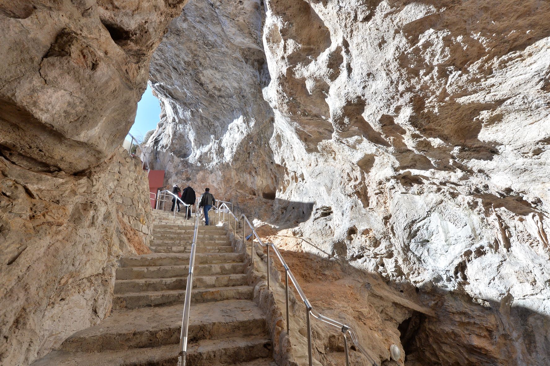 Besucher auf den Treppen in der Tropfsteingrotte in Monaco 