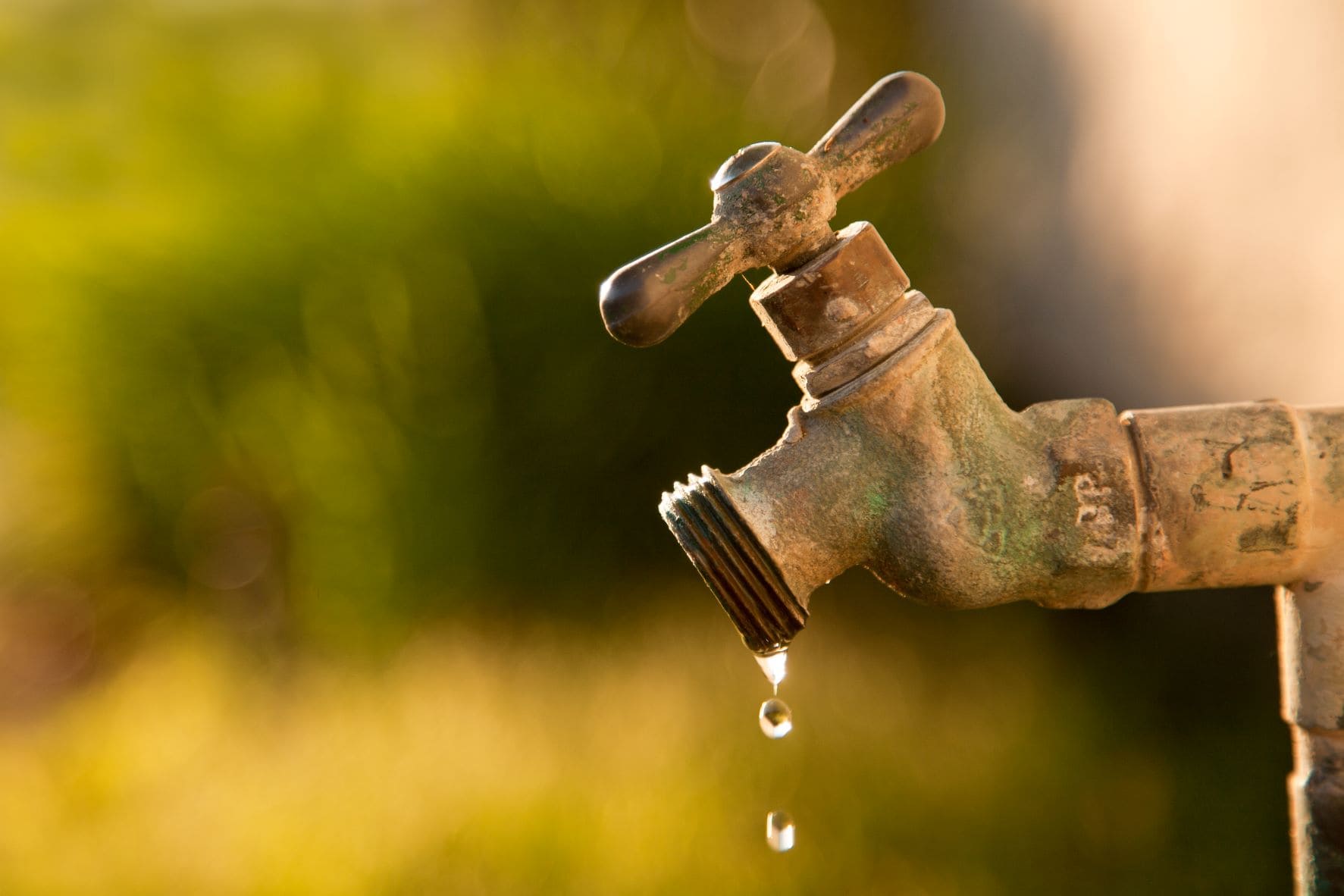 Alter Wasserhahn, aus dem es tröpfelt