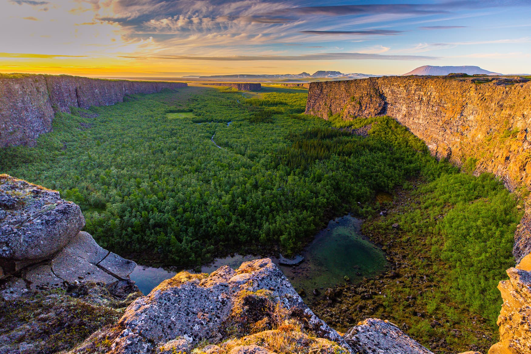 Ásbyrgi Schlucht bei Sonnenuntergang, einer unserer Geheimtipps für Island