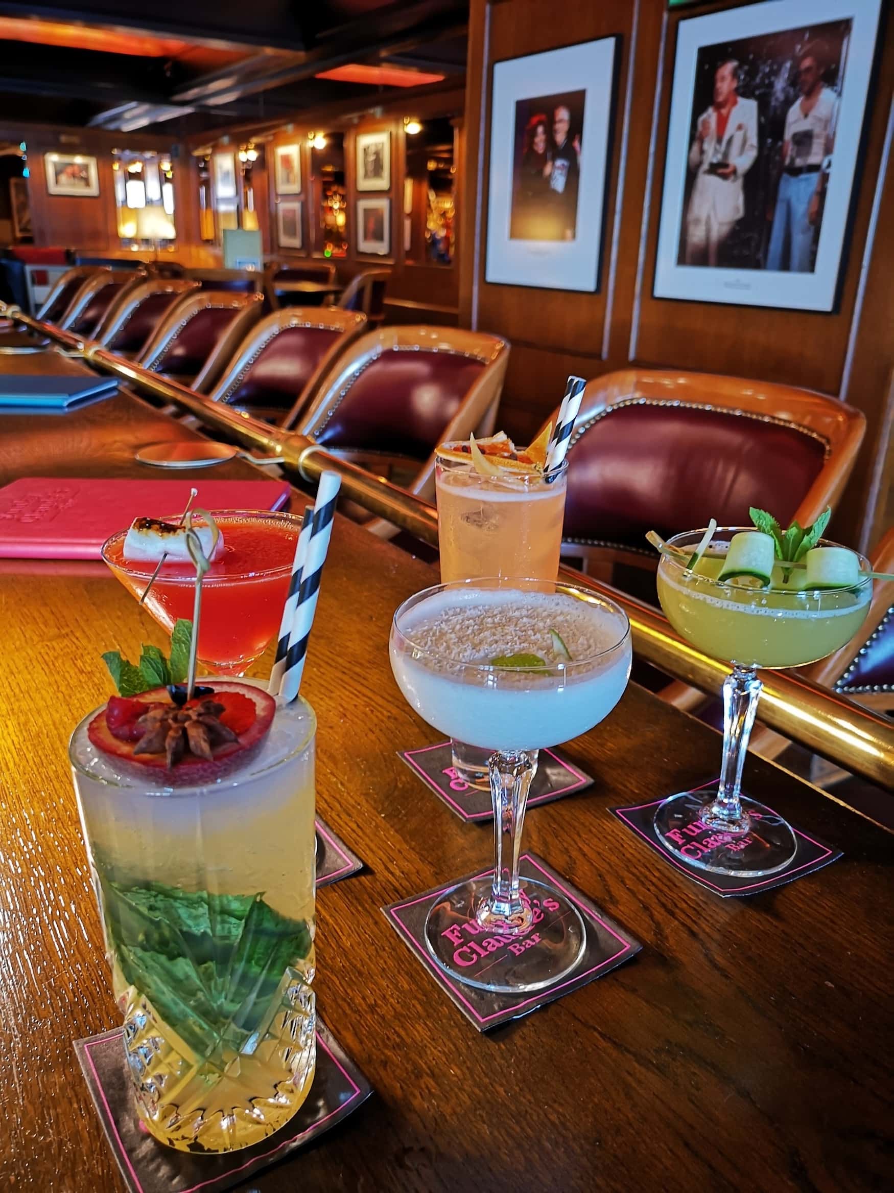 Cocktails in der Funky Claudes Bar des Fairmont Le Montreux Palace