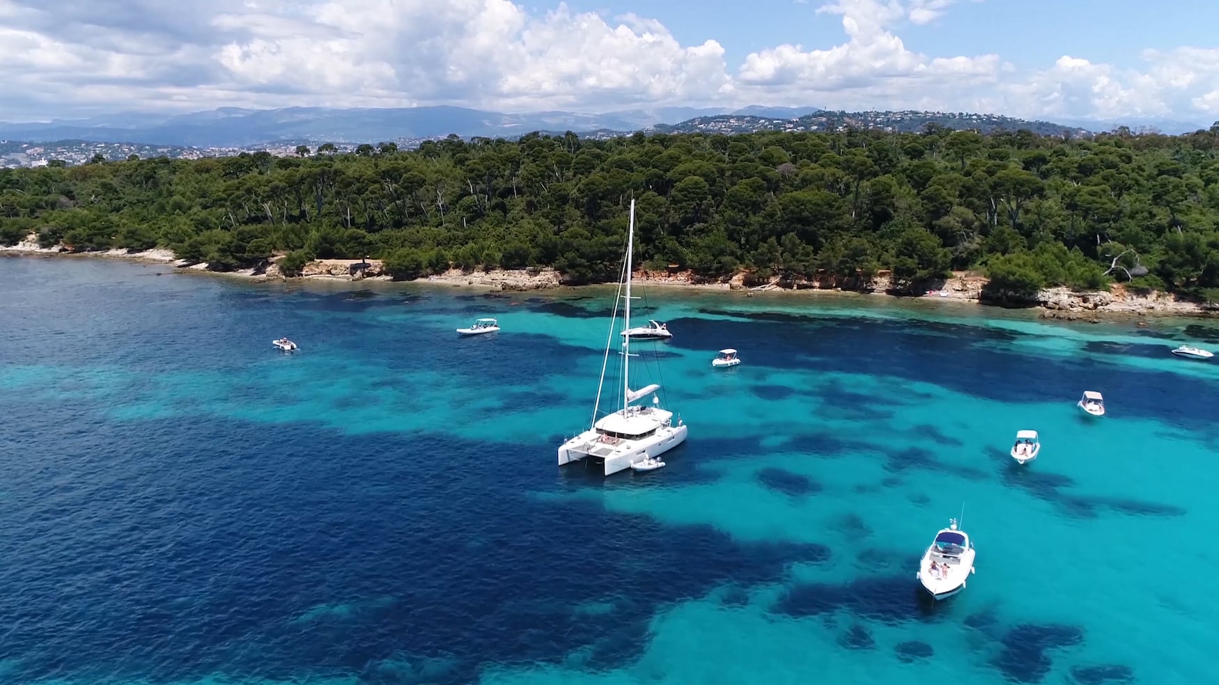 Yacht vor der Îles Sainte-Marguerite