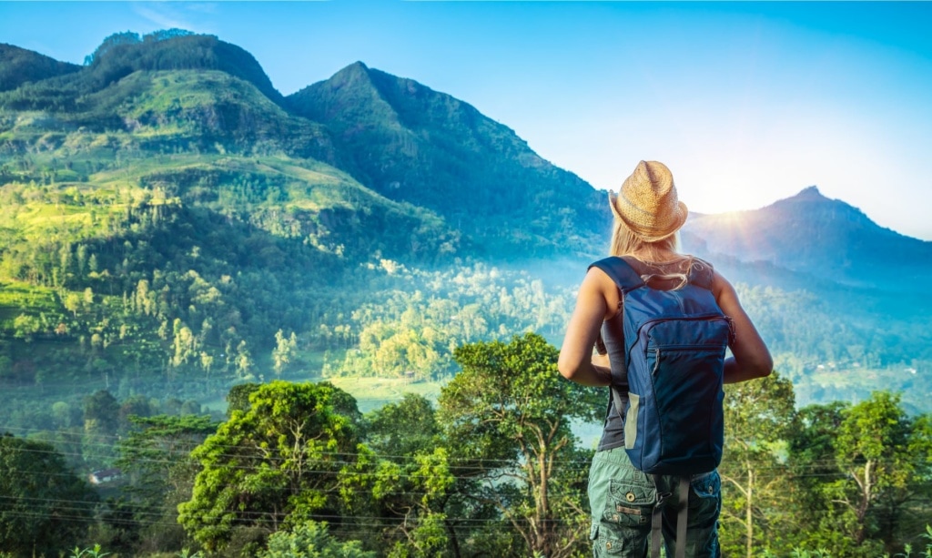 Touristen blickt auf Landschaft in Sri Lanka