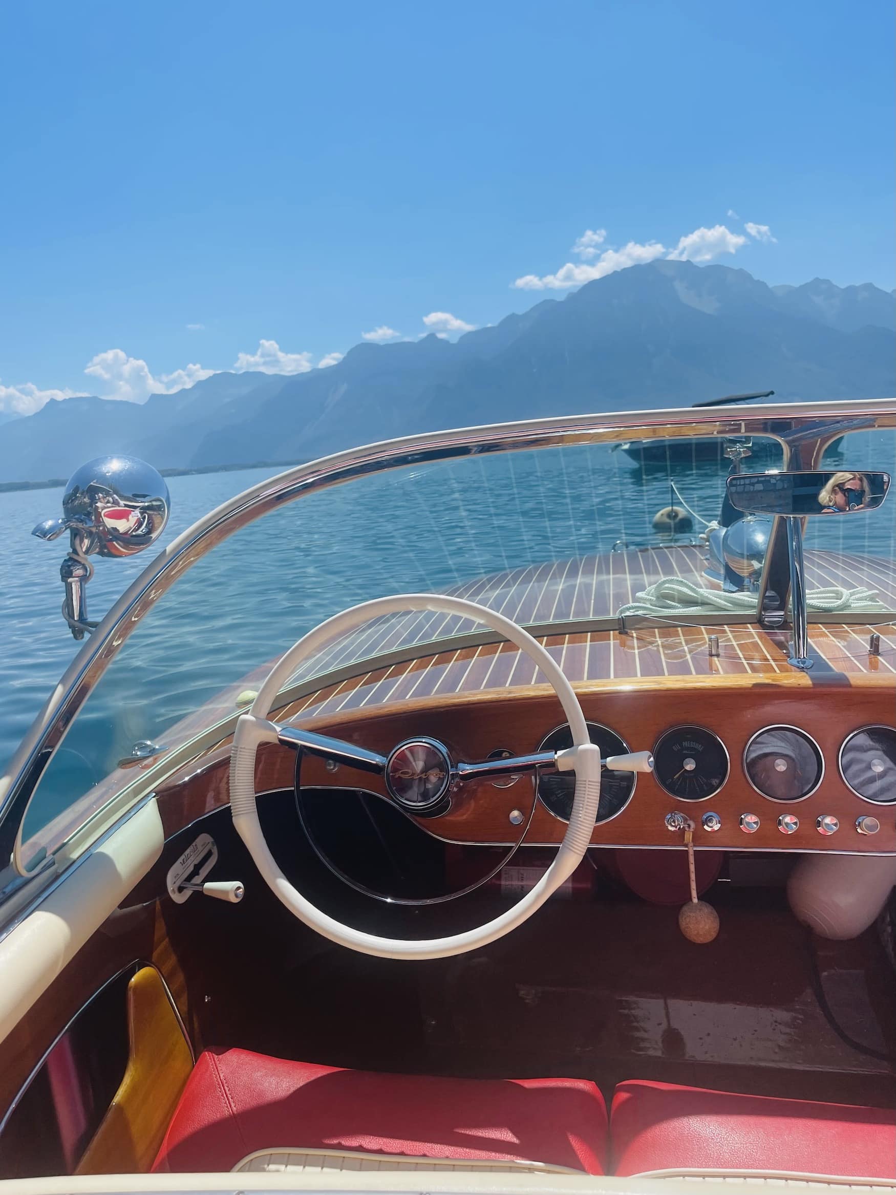 Motoryacht aus Mahagoniholz auf dem Genfersee