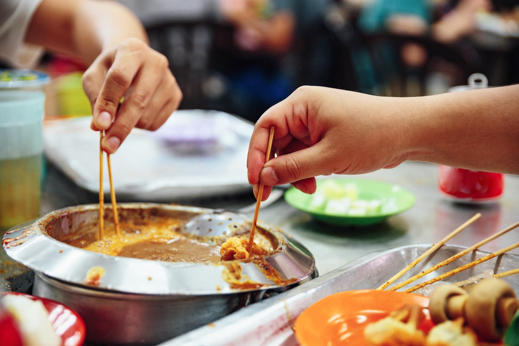 Sate Spieße auf einem Nachtmarkt in Malaysia