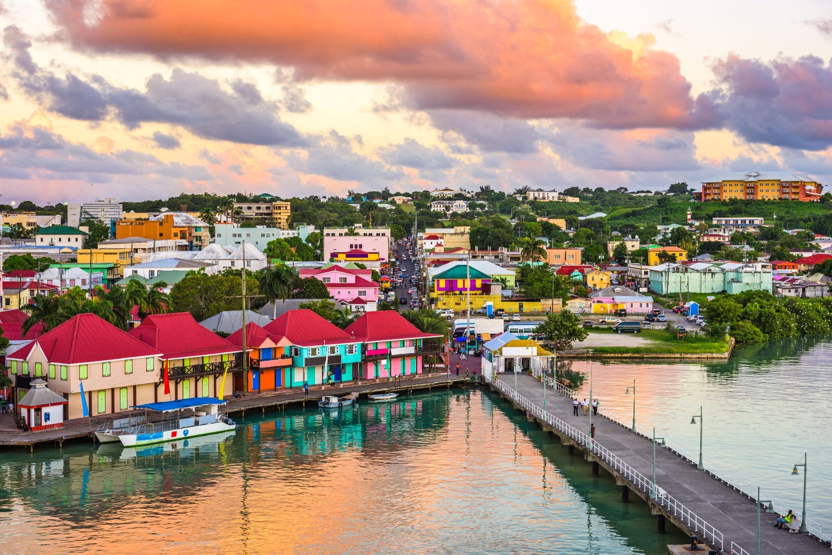 Hafen in St. John's auf Antigua in der Karibik 