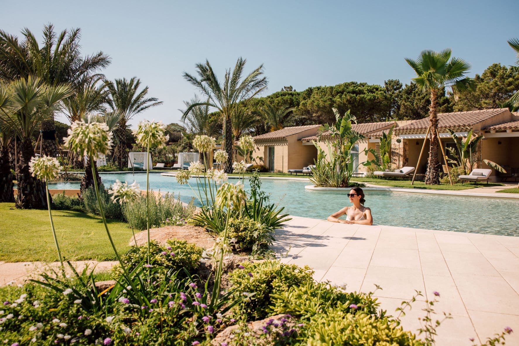 Frau im Swimmingpool im 7 Pines Resort auf Sardinien 