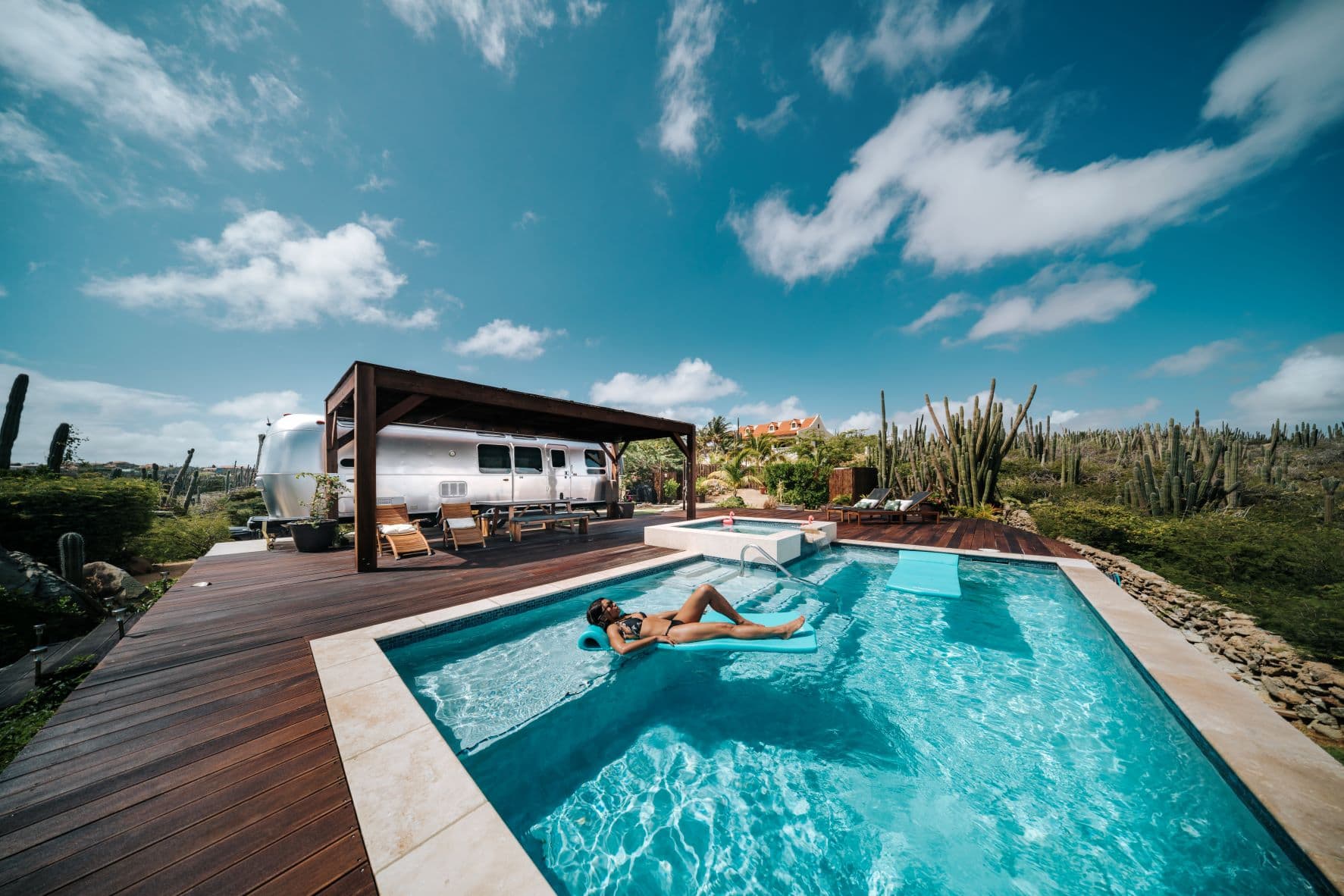 Frau im Pool im Aruba Airstream Experience