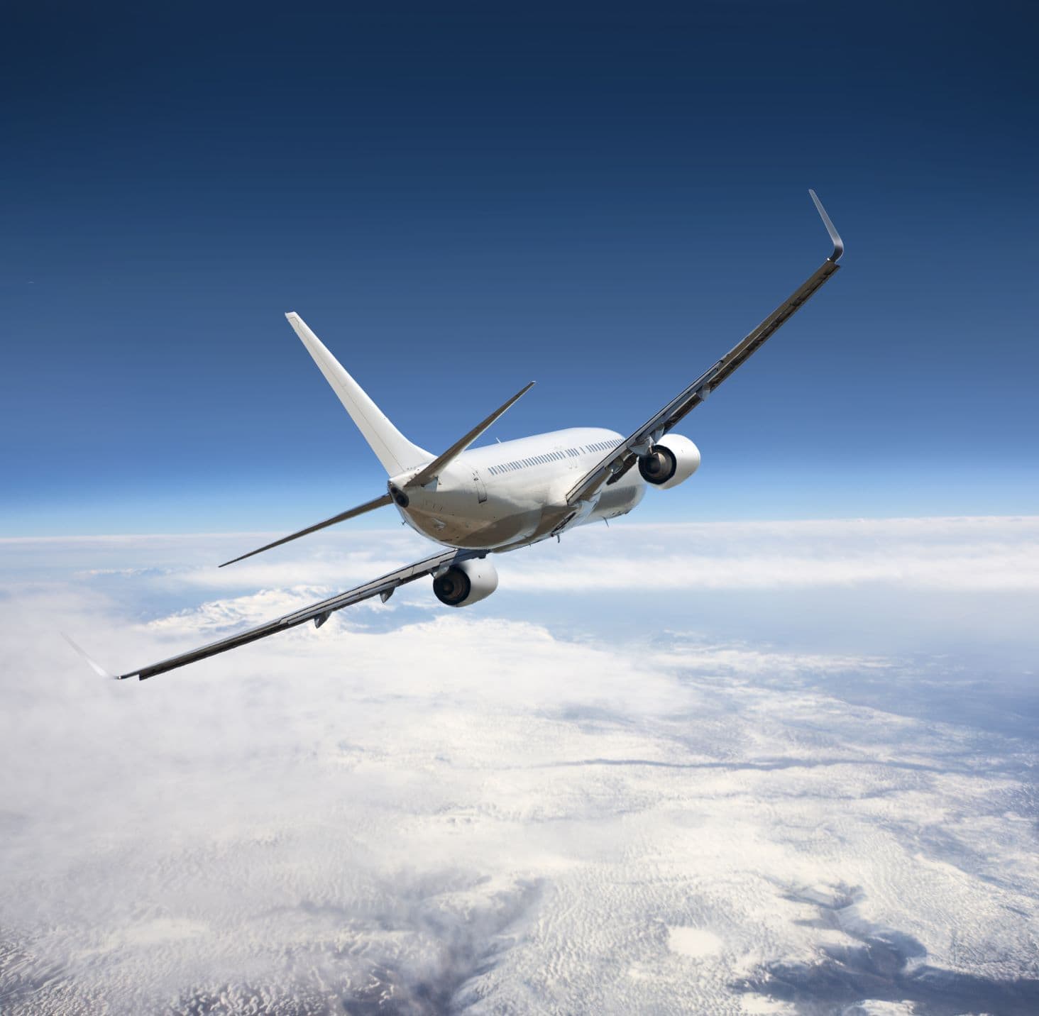 Flugzeug fliegt unter klarem Himmel