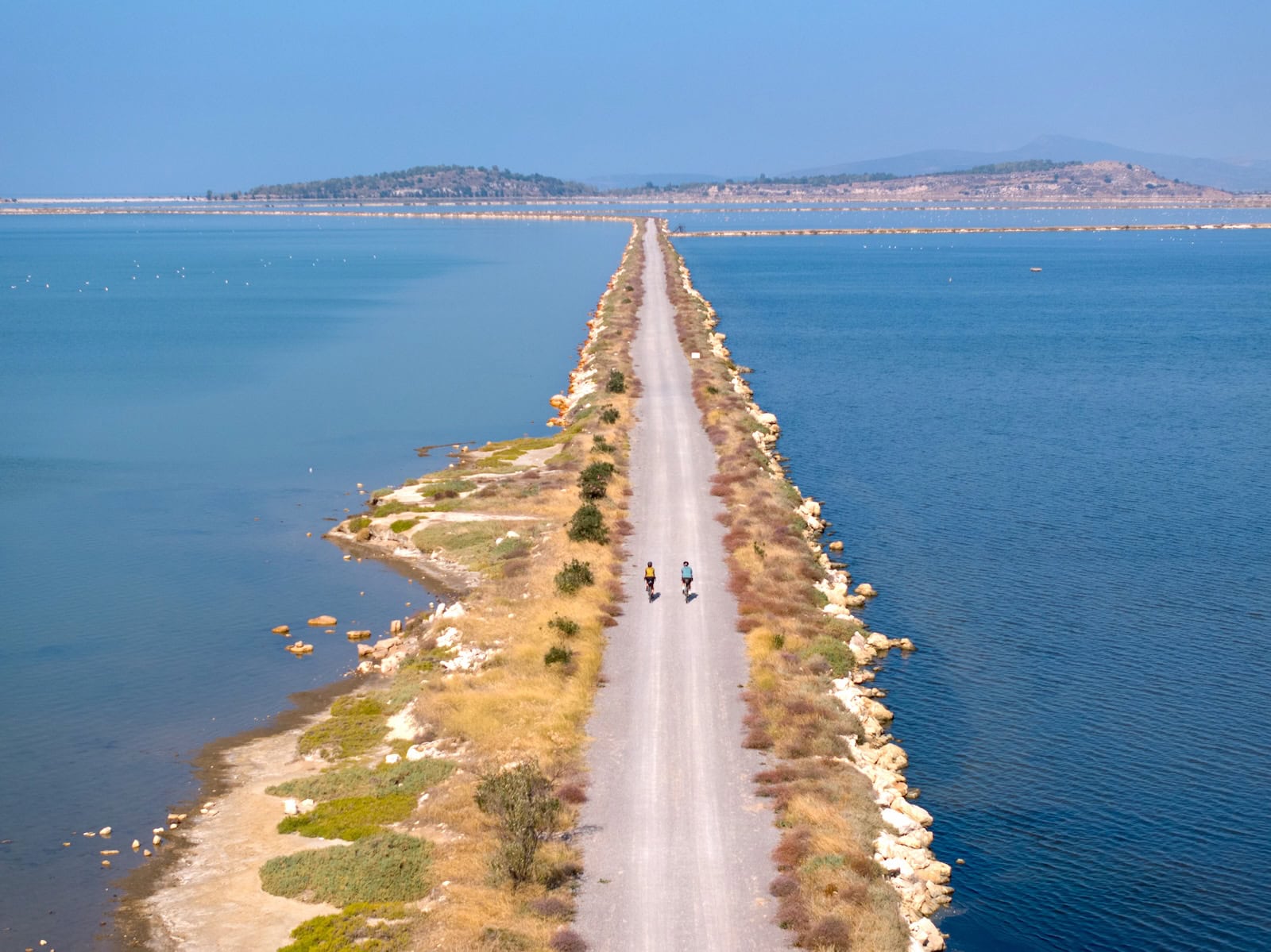 Fahrradfahren auf einer Landzunge bei Izmir in der Türkei