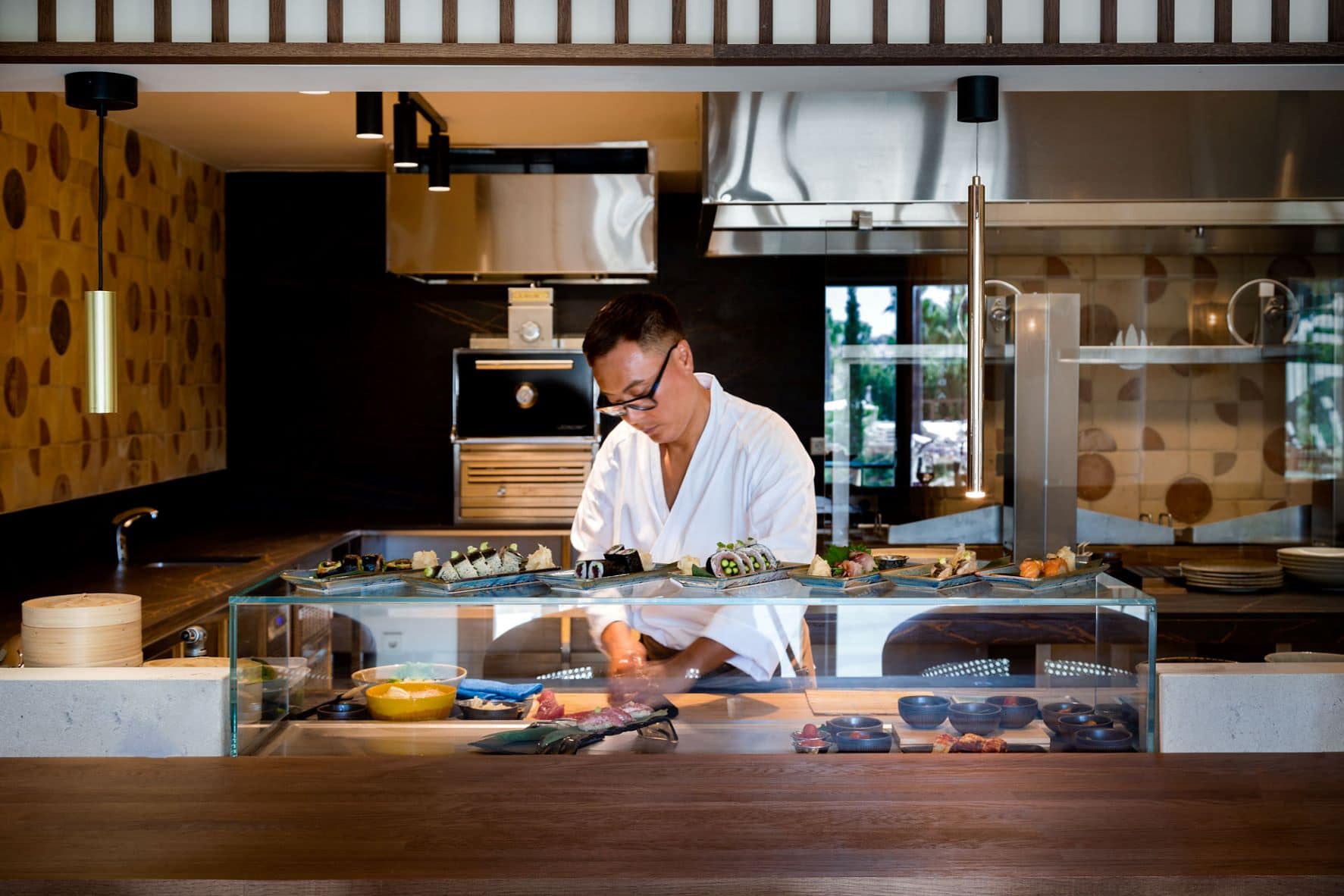Koch bei der Zubereitung von Sushi im Kimpton Aysla