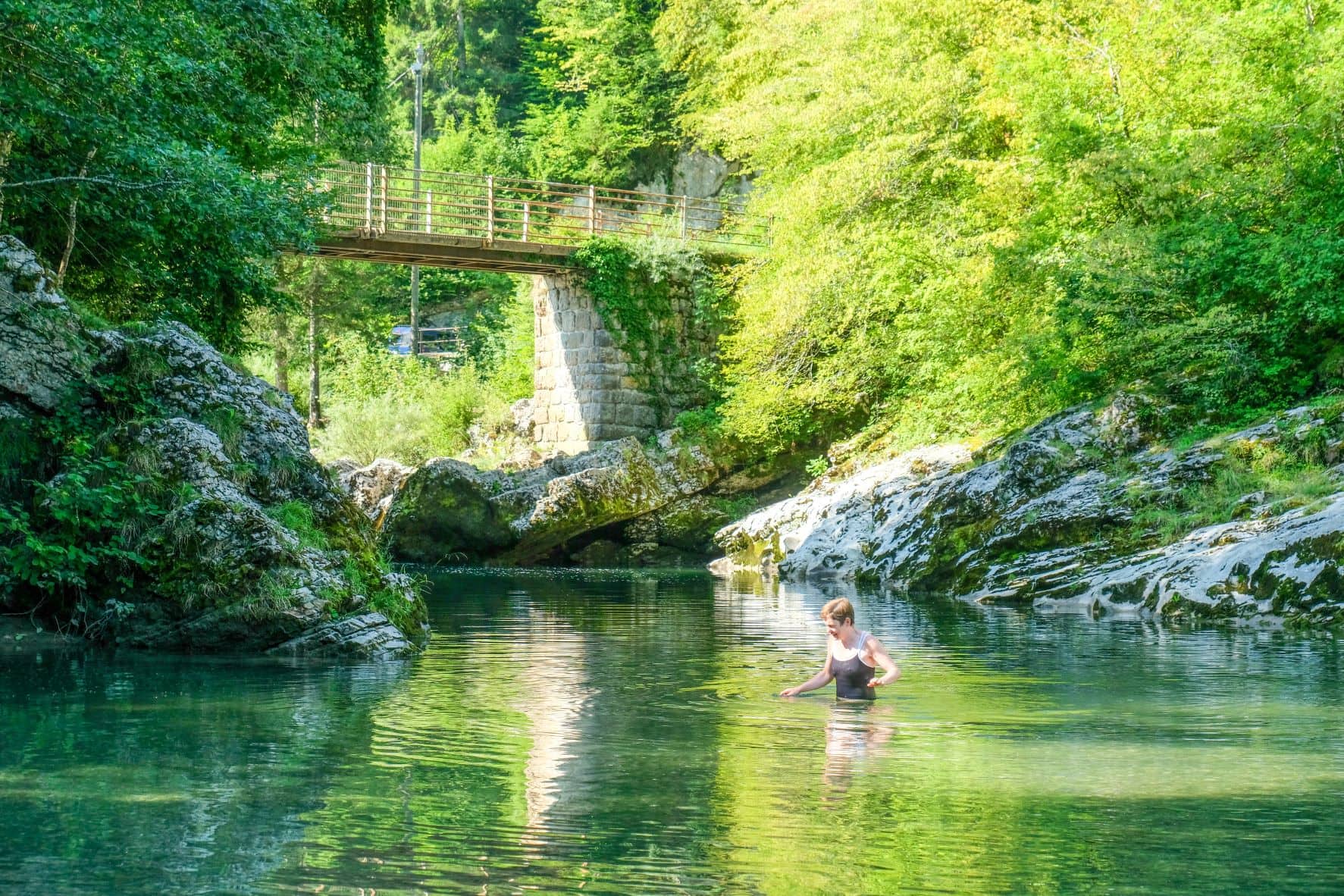 Frau badet im Fluss Le Cheran 