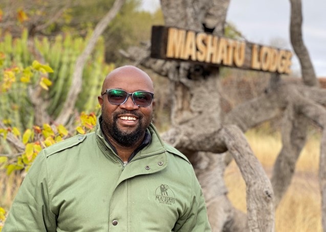 Safari Guide Lopang posiert vor der Mashatu Lodge