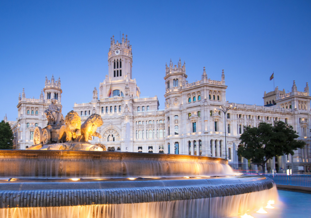 Der Cibeles-Brunnen in Madrid beleuchtet