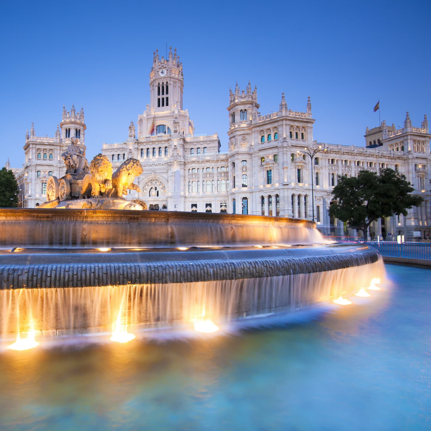 Der Cibeles-Brunnen in Madrid beleuchtet