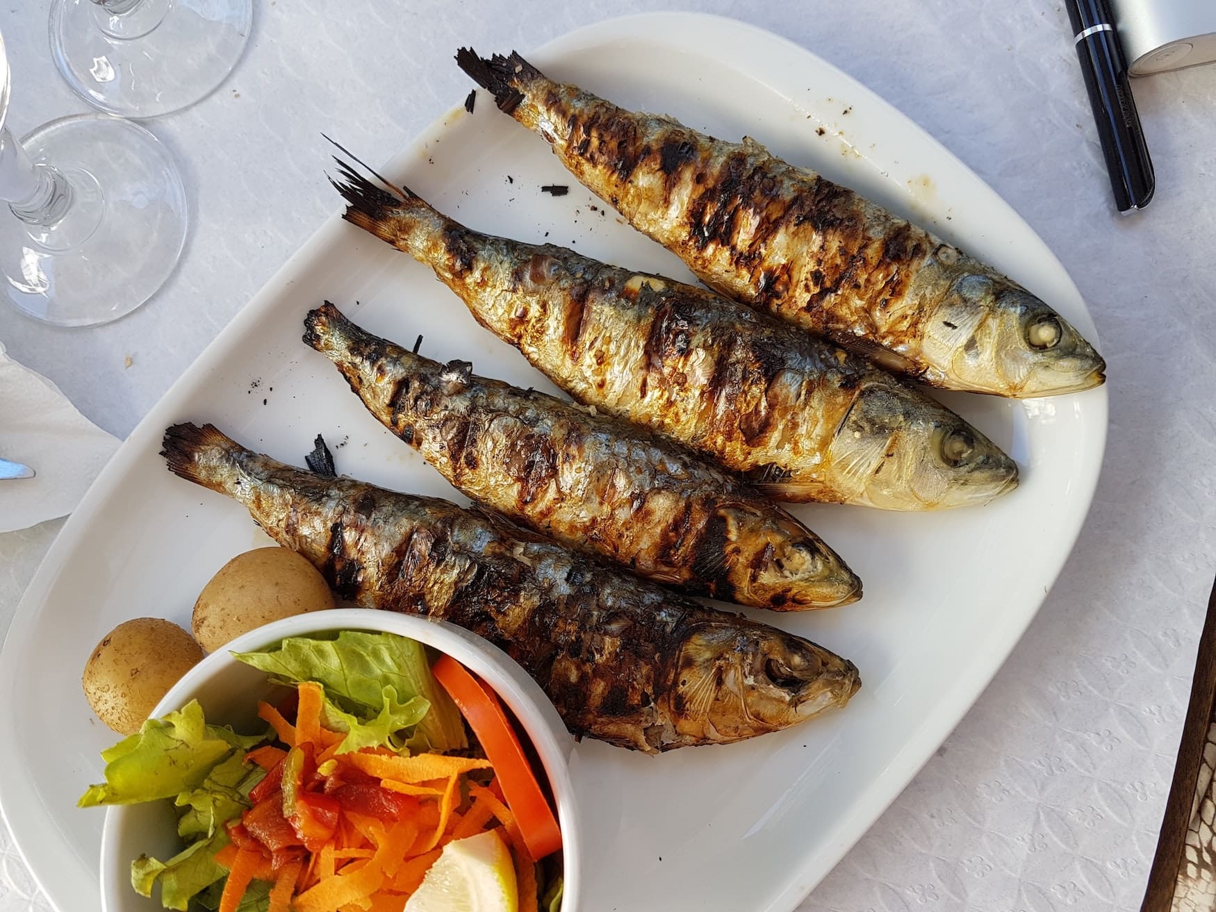 typisch portugiesisches Essen: gegrillte Sardellen