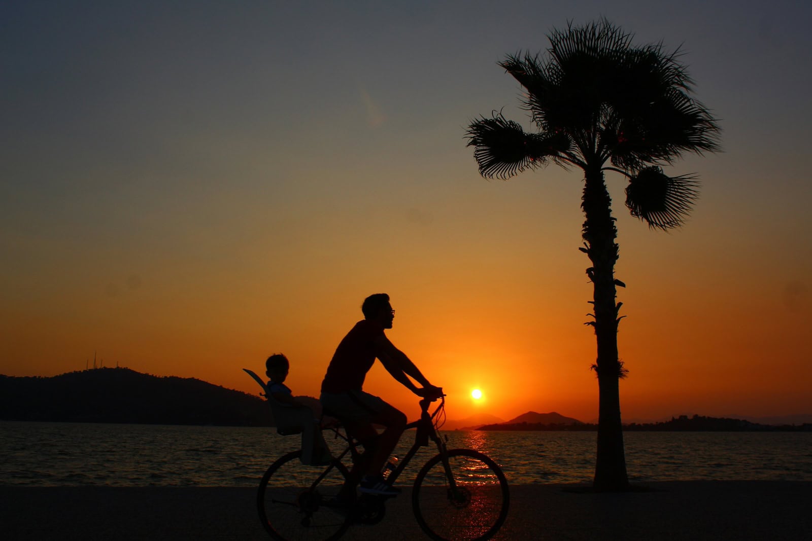 Fahrradfahrer im Gegenlicht in Fethiye in der Türkei