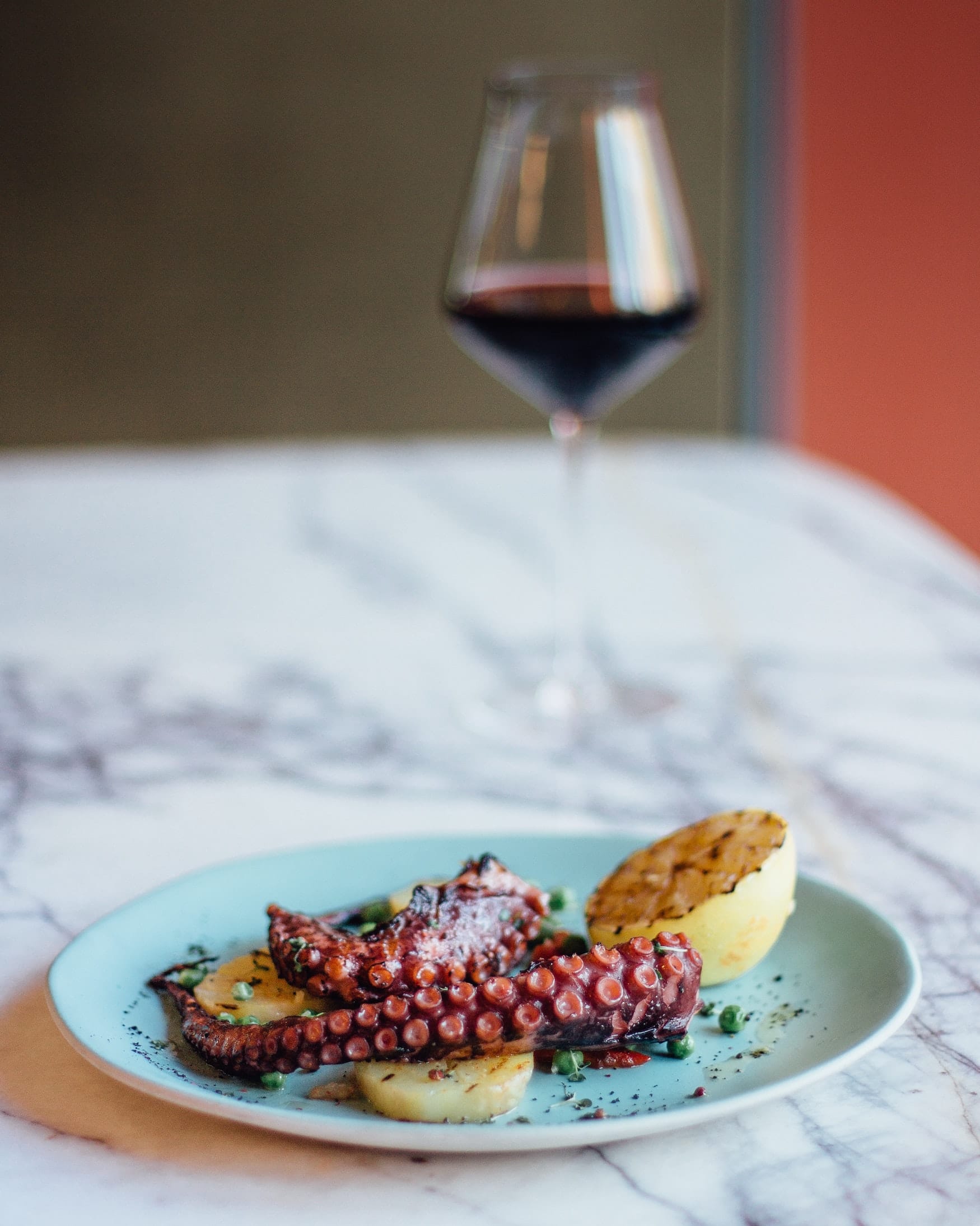 Tintenfisch mit Kartoffeln und Wein