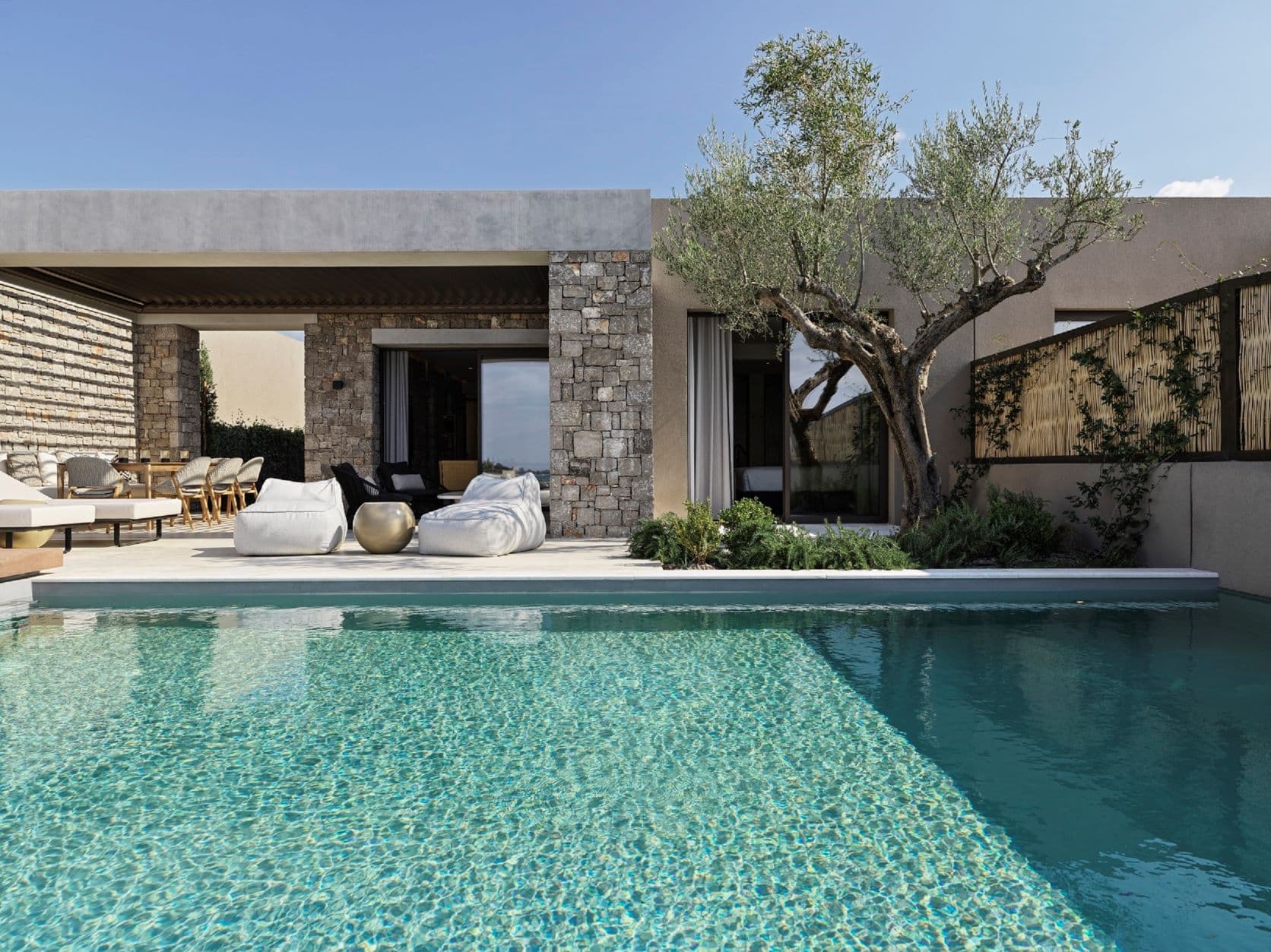 Pool im W Costa Navarino Hotel 
