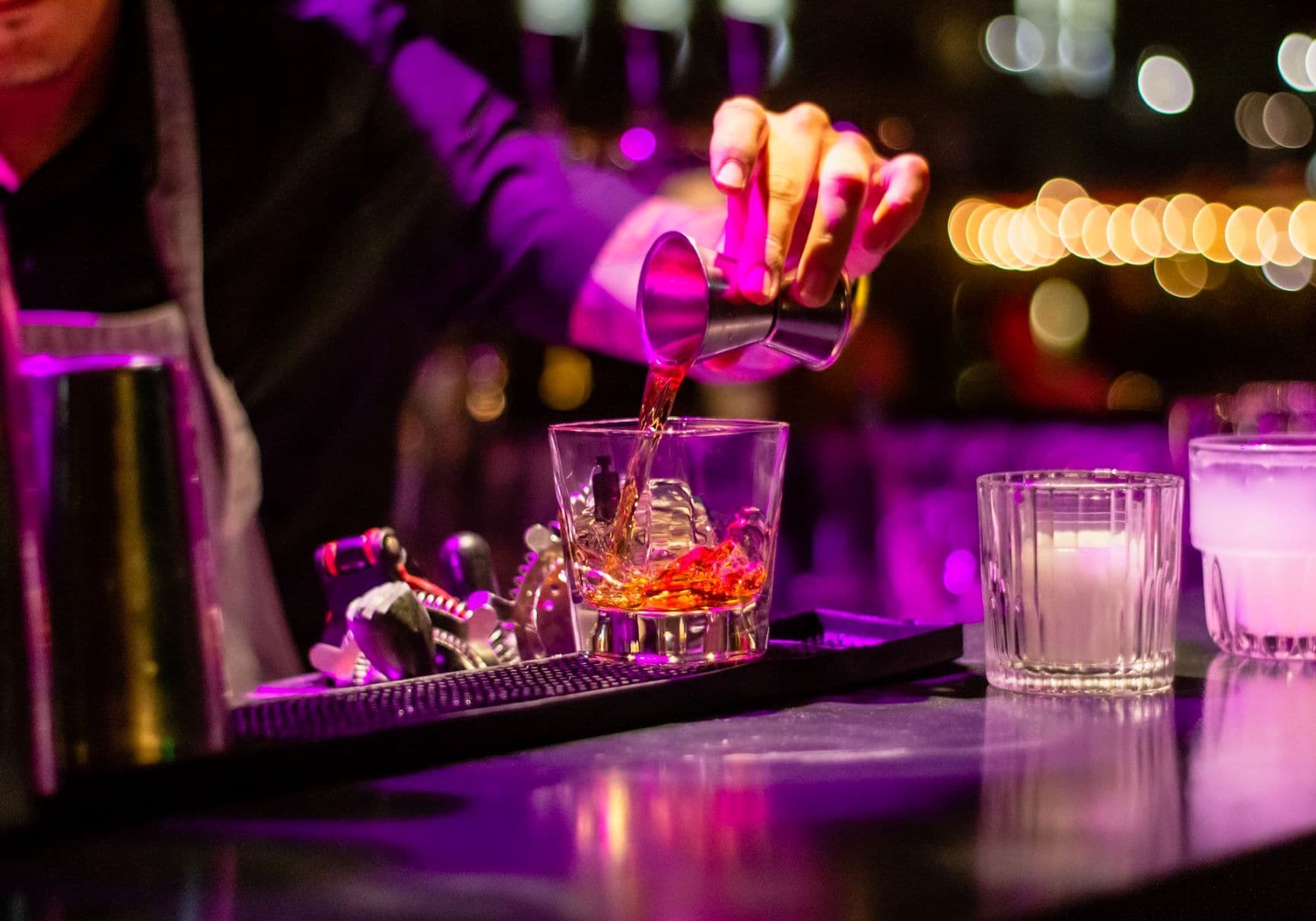 Barkeeper bereitet Cocktail zu