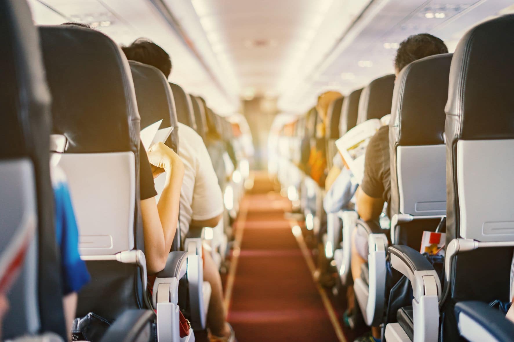Flugzeugkabine mit Passagieren