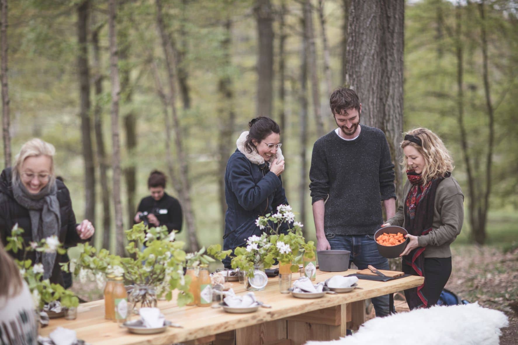 Schweden an einem Tisch im Wald