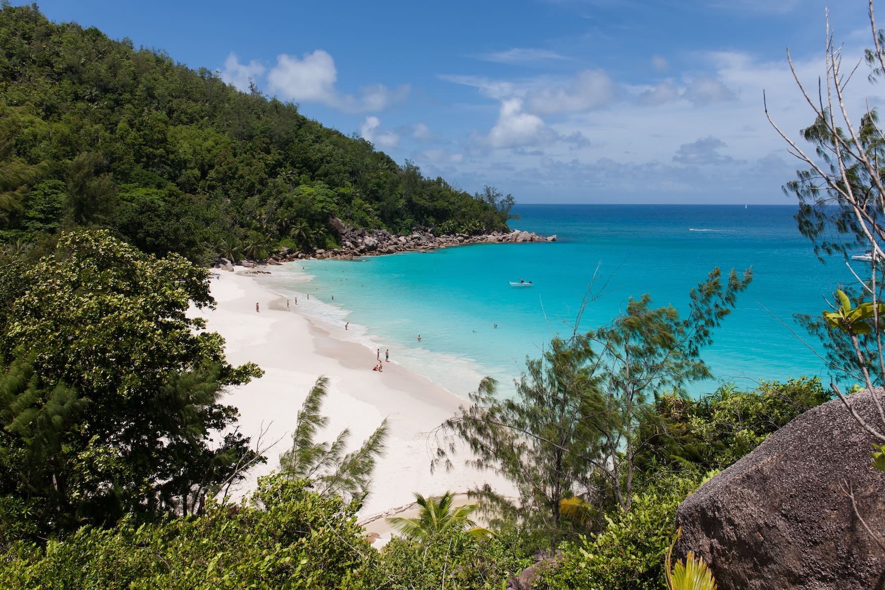 Strand auf Praslin auf den Seychellen