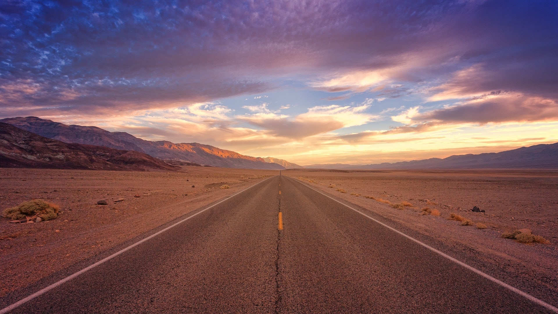 Straße im Death Valley in Nevada 