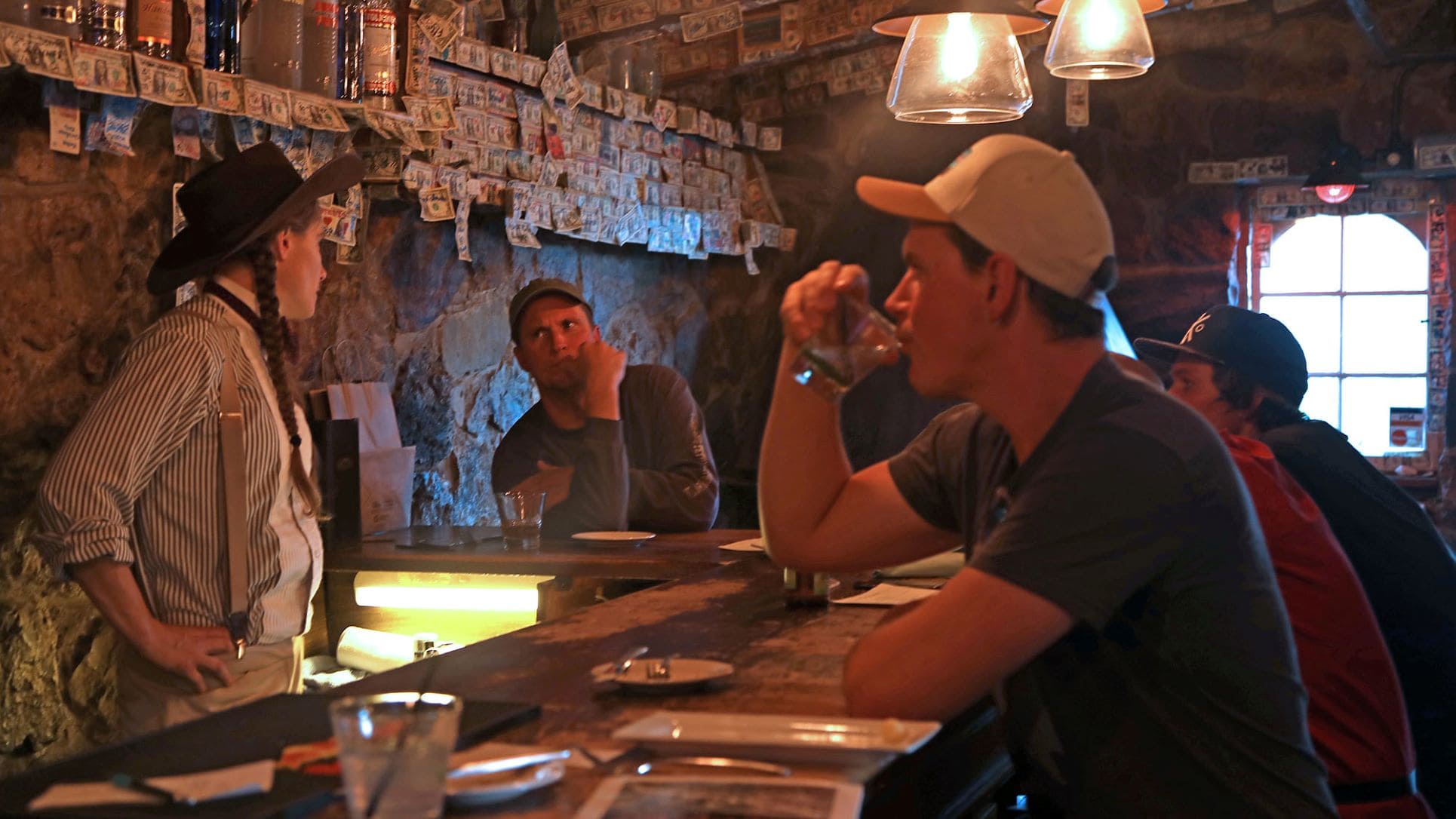 Besucher im Gold Hill Saloon in Reno 