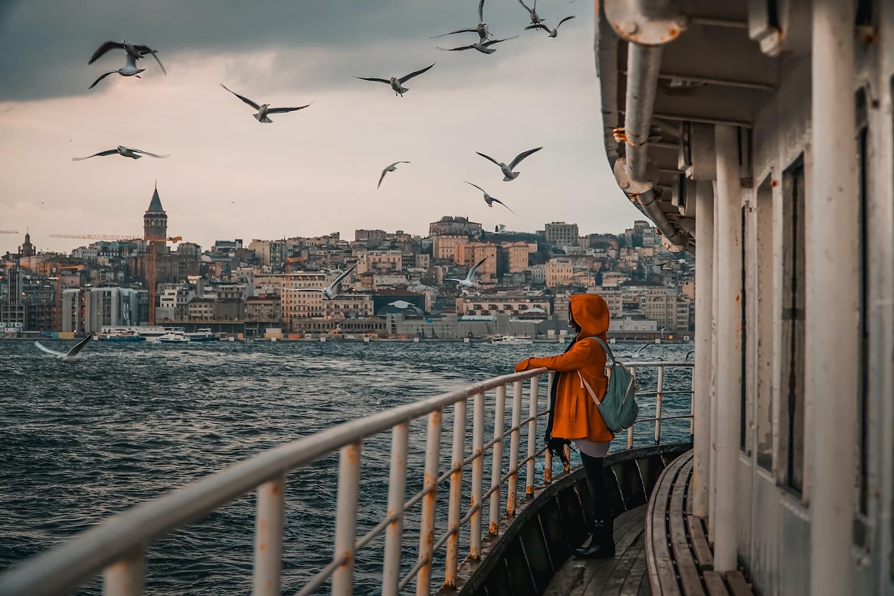 Frau auf Schiff am Bosporus