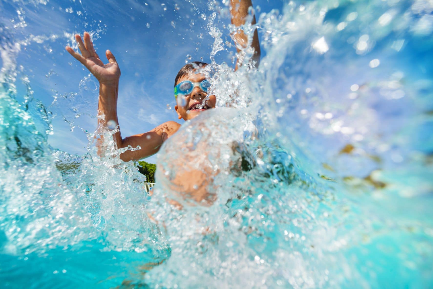 Junge vergnügt sich in Swimmingpool