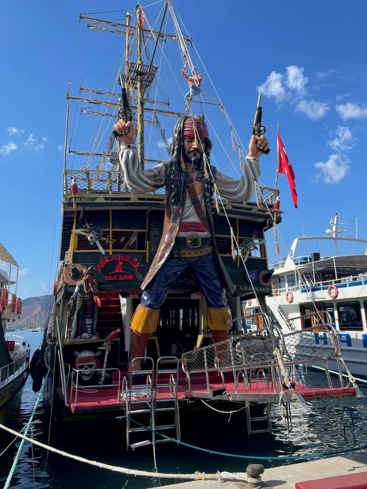 Piraten-Partyschiff im Hafen von Marmaris