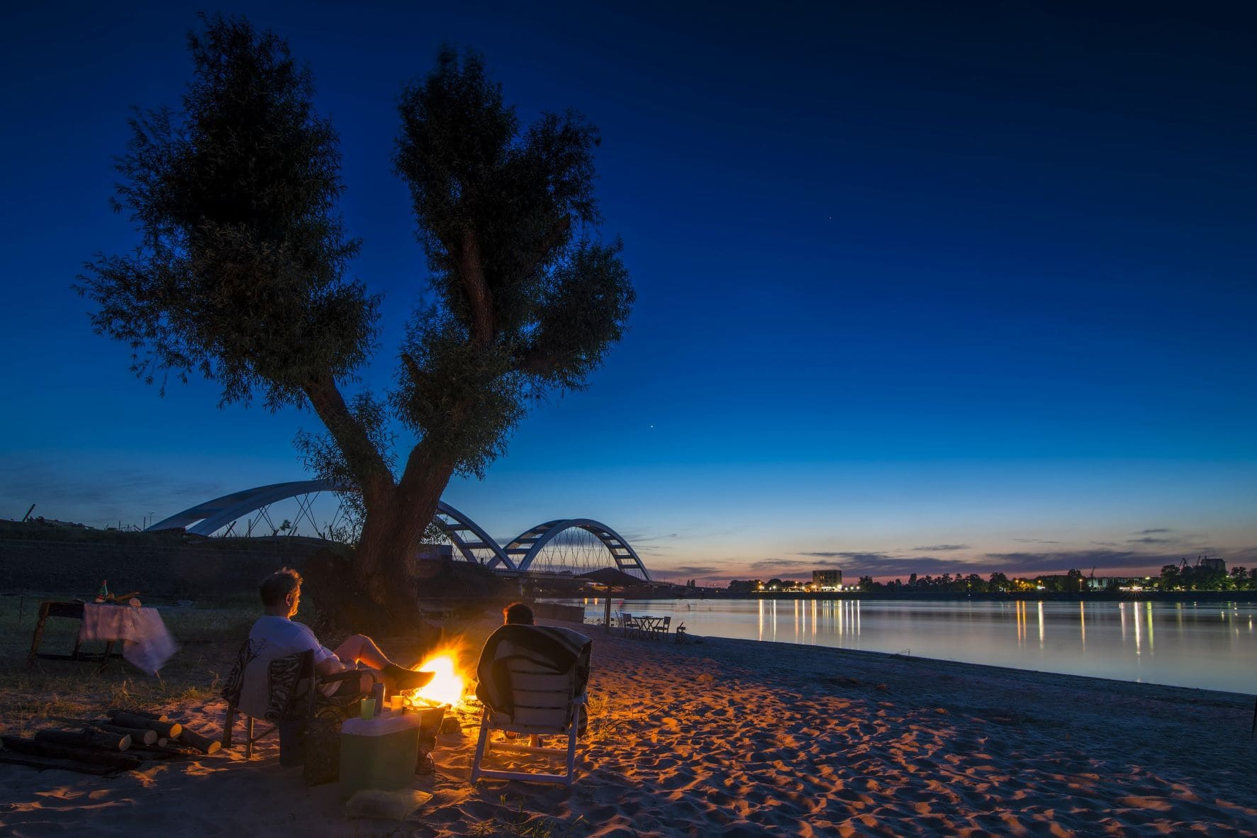 Lagerfeuer an der Donau in Novi Sad