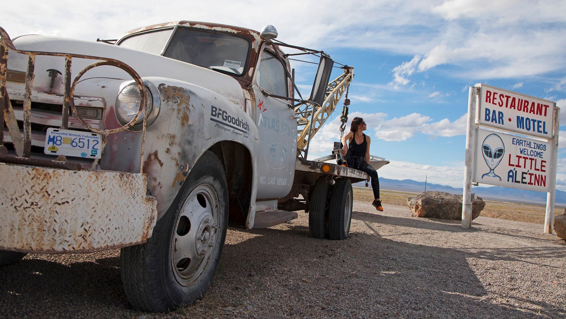 Altes Auto und Schild A’Le’Inn in Rachel, Nevada