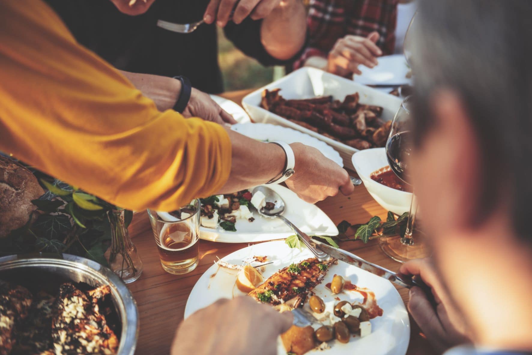 Serbien; Personen sitzen am Tisch und essen