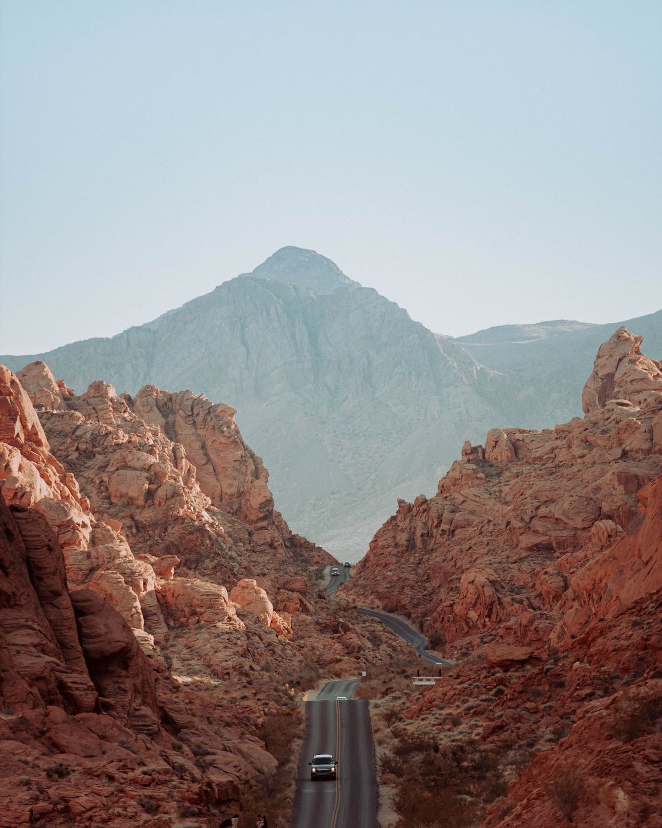 Autos auf Straße im Valley of Fire 