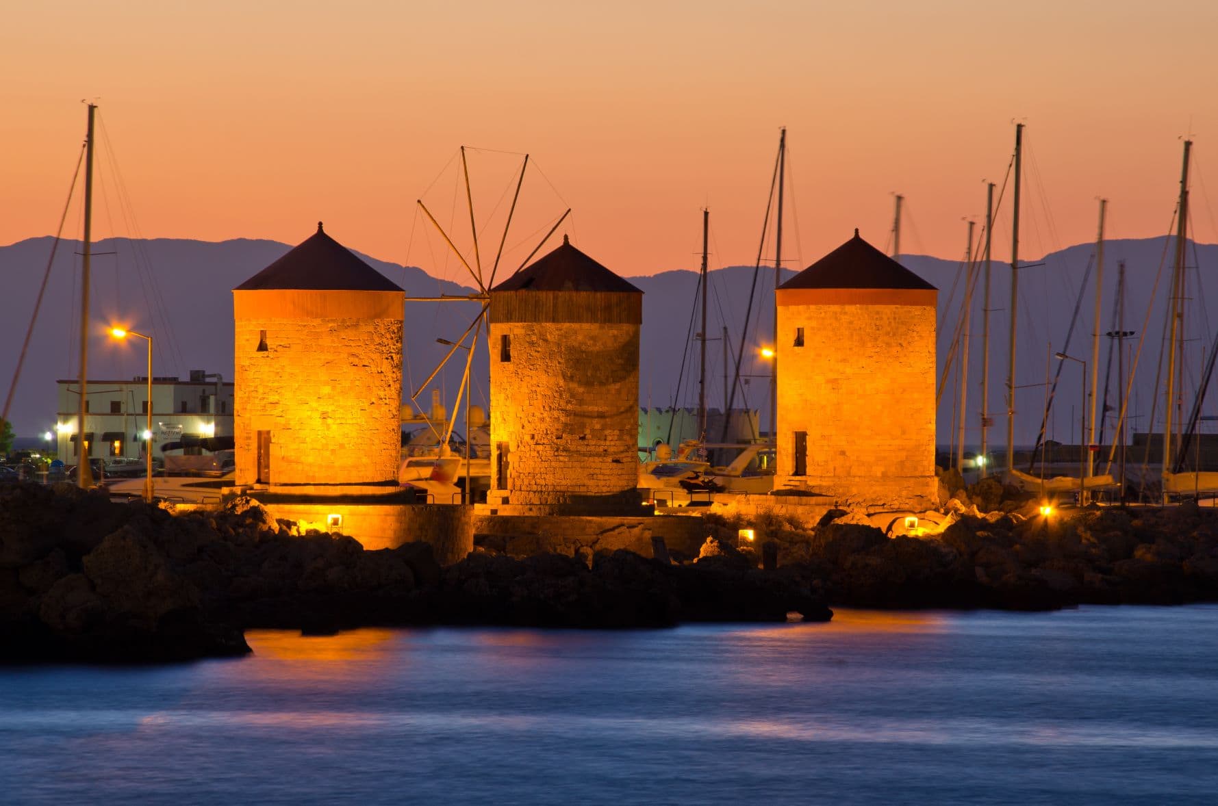 Windmühlen in Rhodos am Hafen