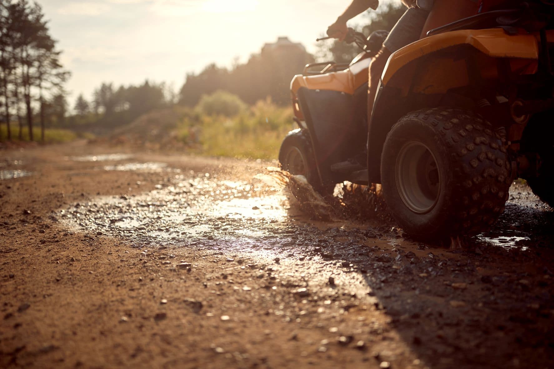 Buggy-Fahrzeug im Schlamm