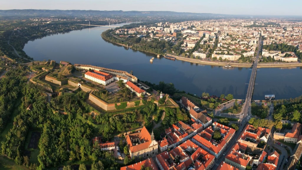 Panoramablick auf die Petrovaradiner Festung, die Donau in Novi Sad