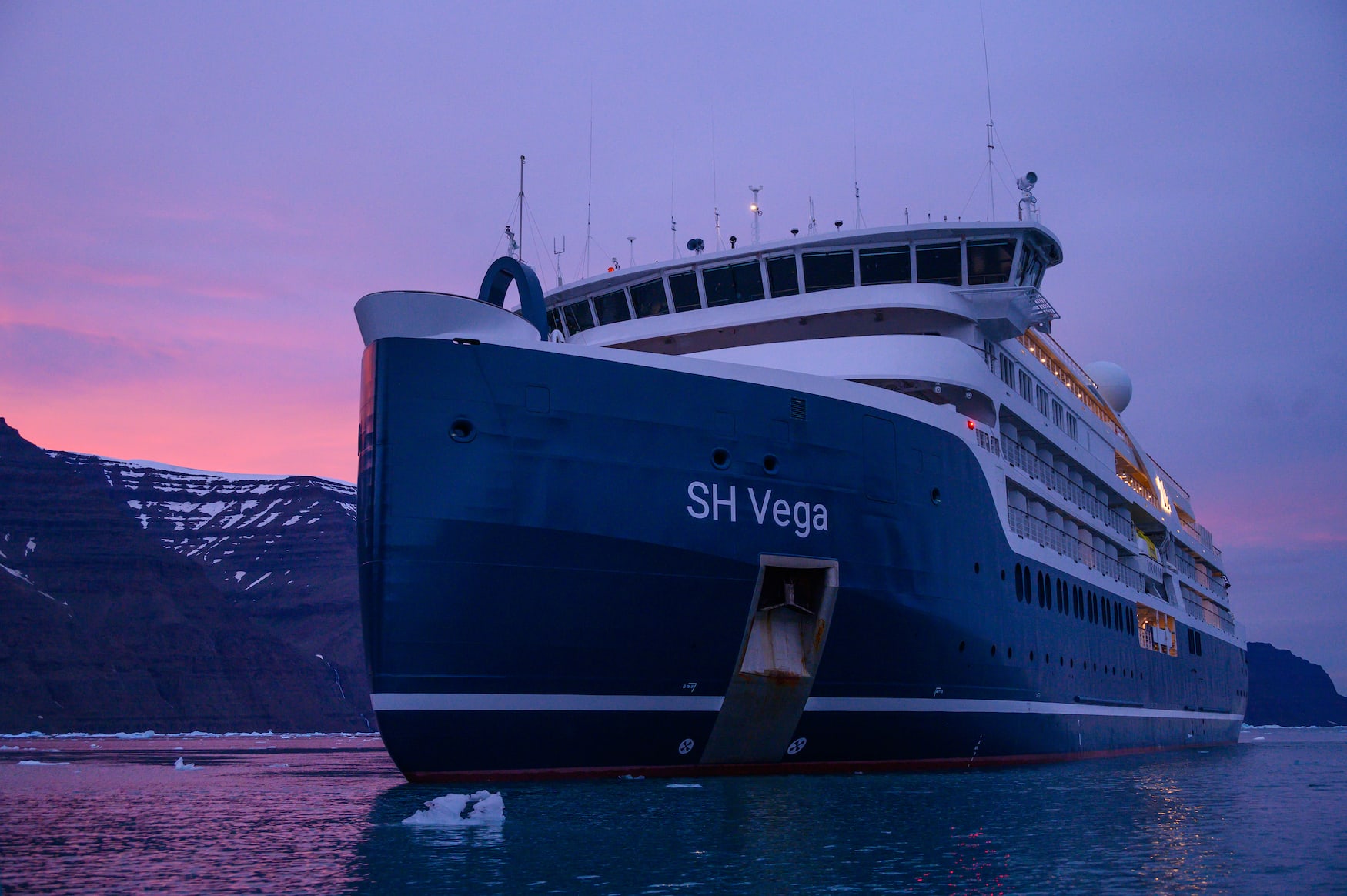 SH Vega Expeditionsschiff in der Arktis