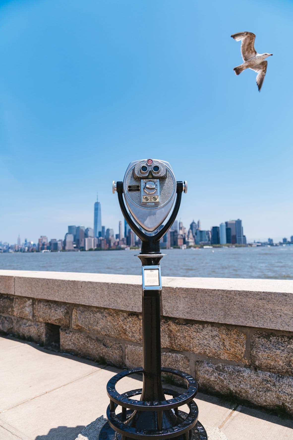Aussichtsfernglas auf Ellis Island