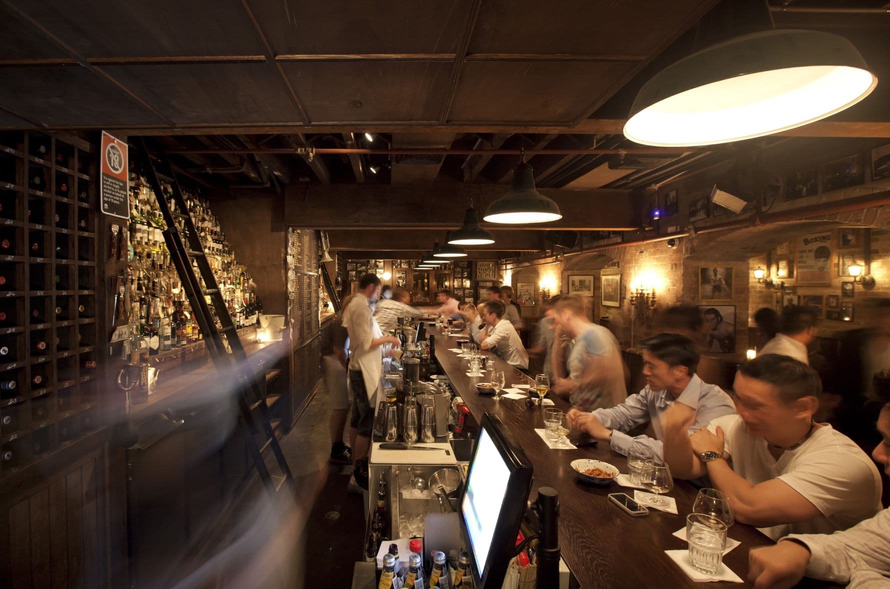 Besucher an der Theke im Baxter Inn, Sydney 