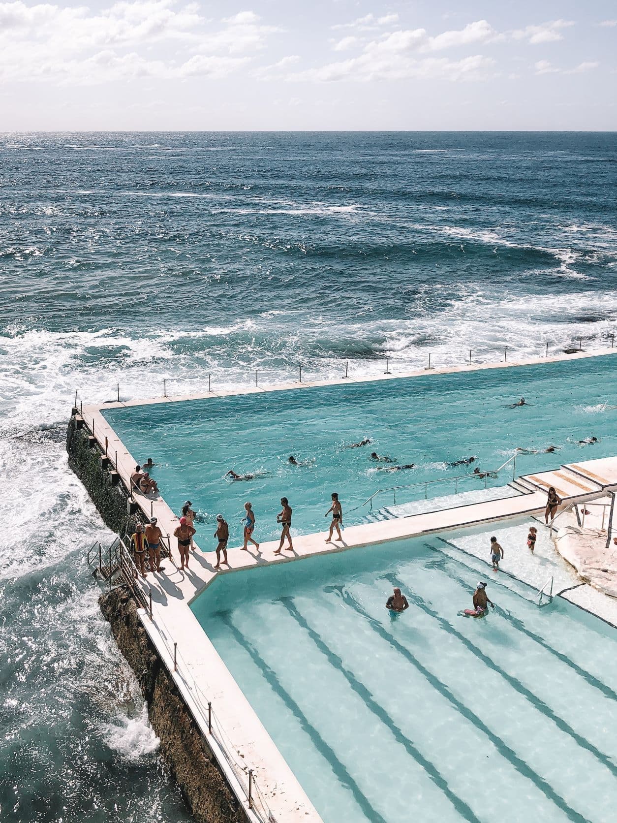 Besucher im Bondi Rockpool in Sydney 