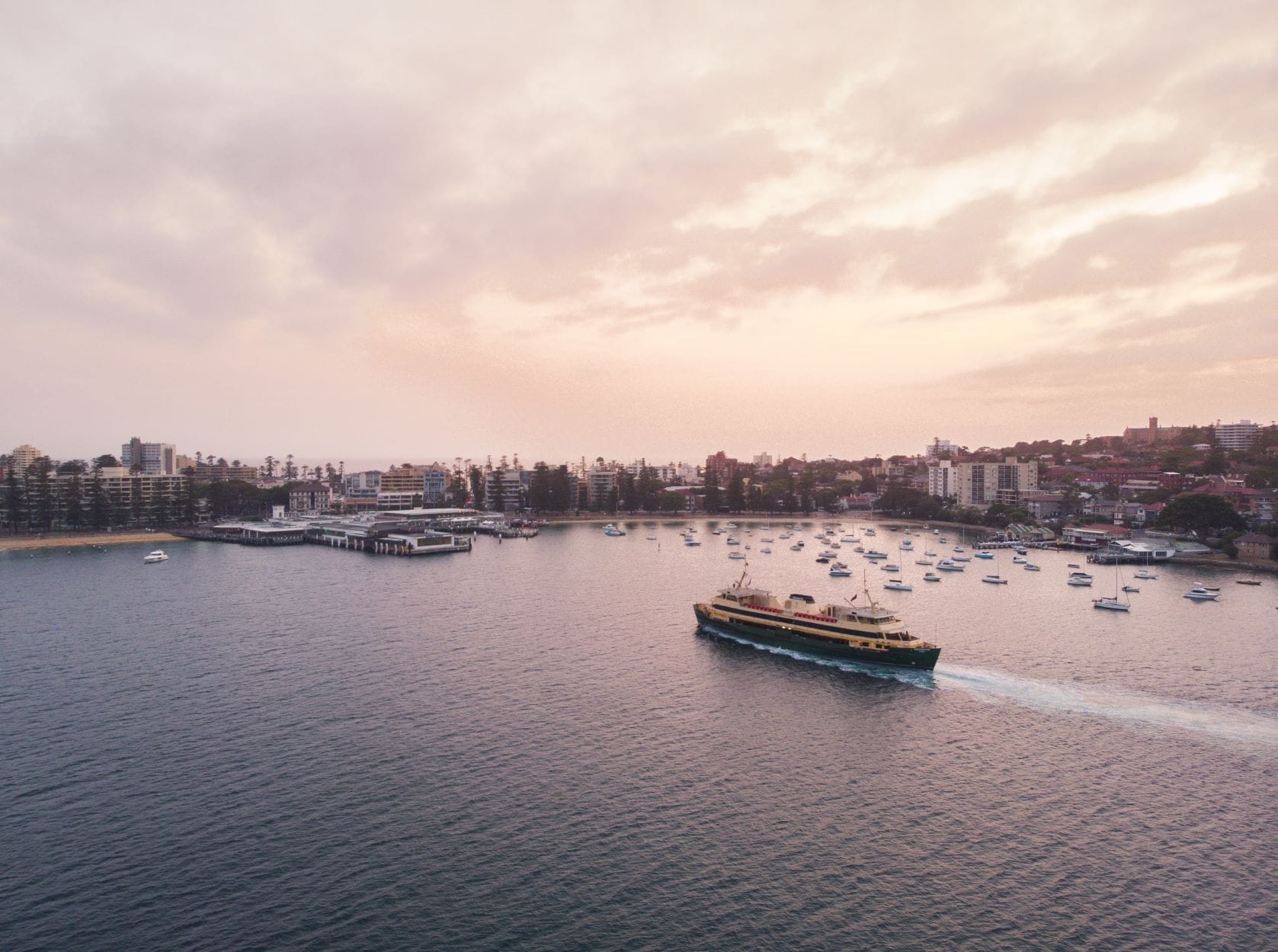 Fähre steuert Hafen von Manly in Sydney an 