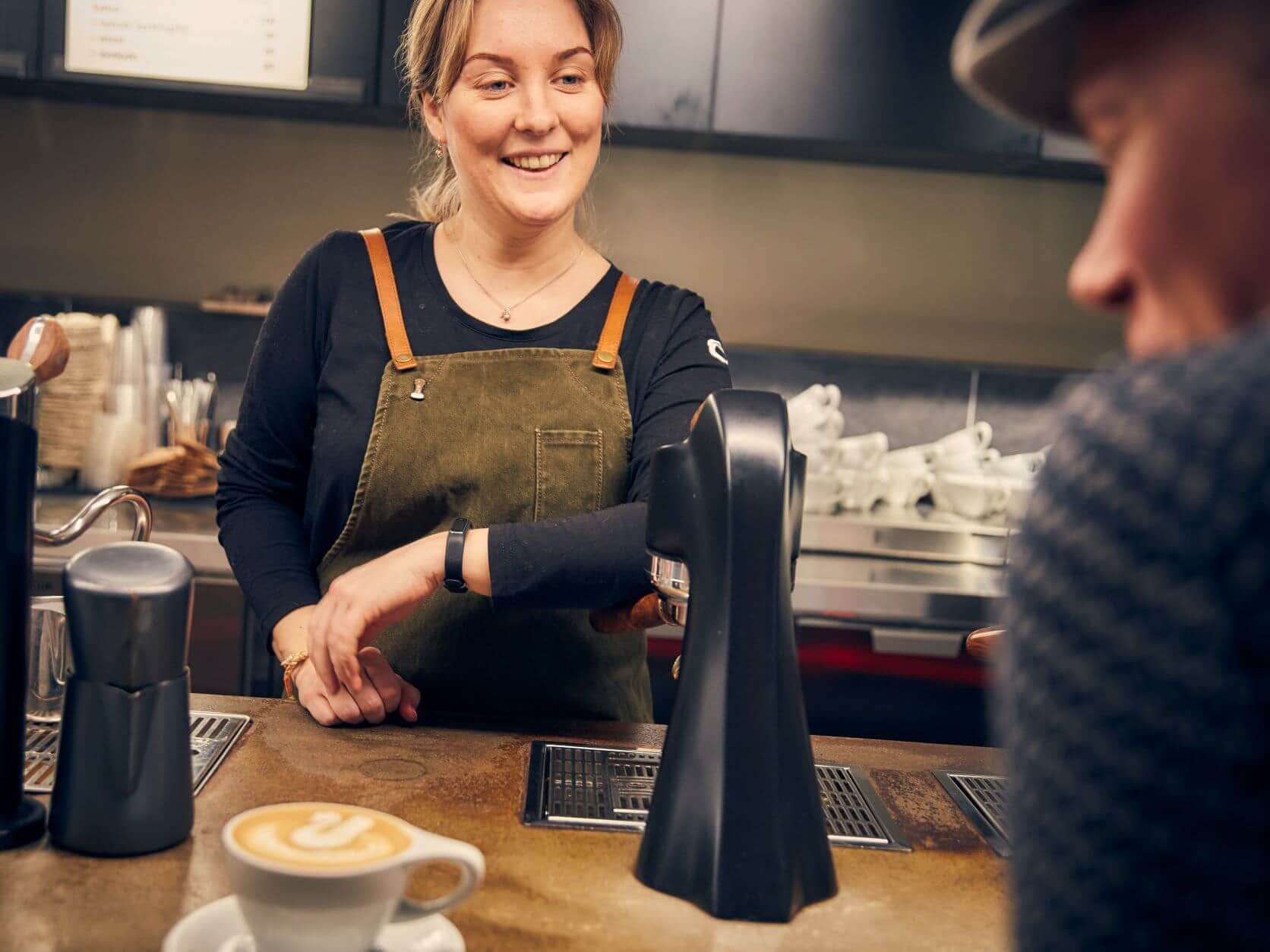Angestellte und Kunde im Fika Da Matteo Göteborg 