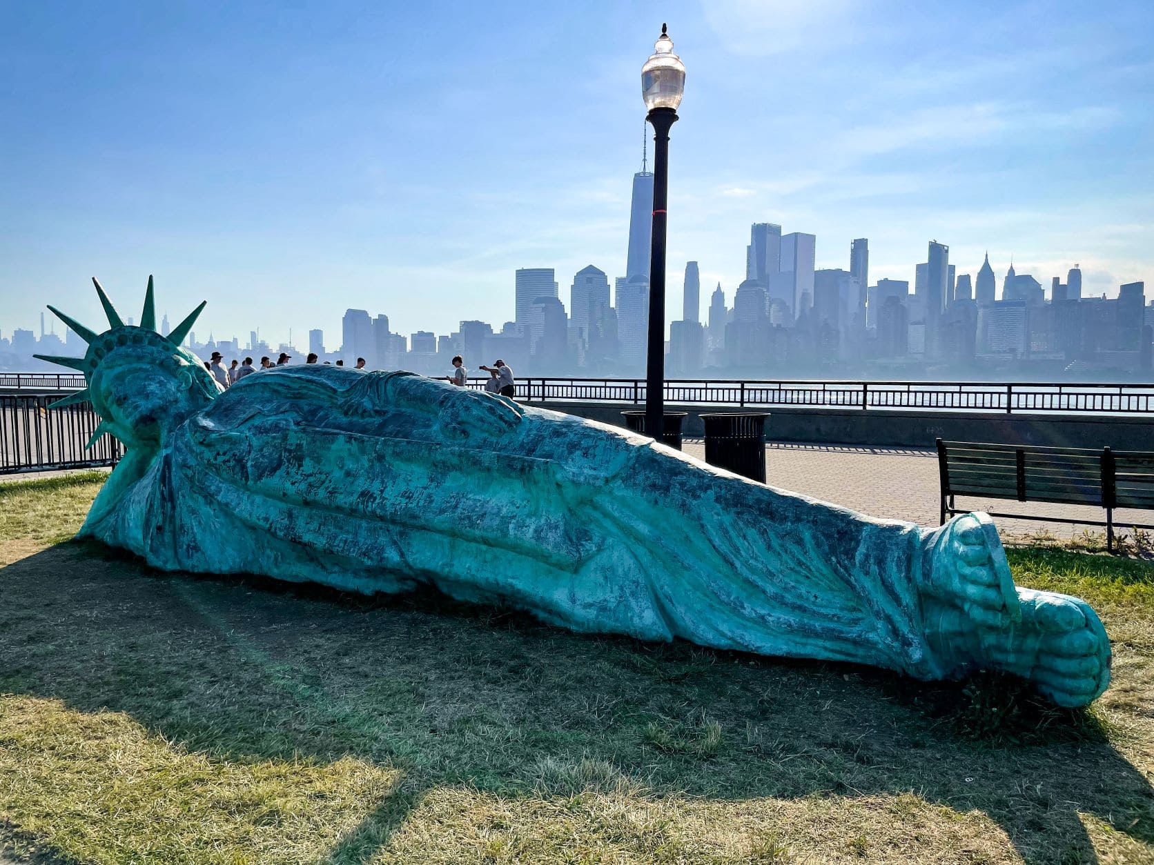 Blick auf Manhatten, auf dem Boden liegende Freiheitsstatue