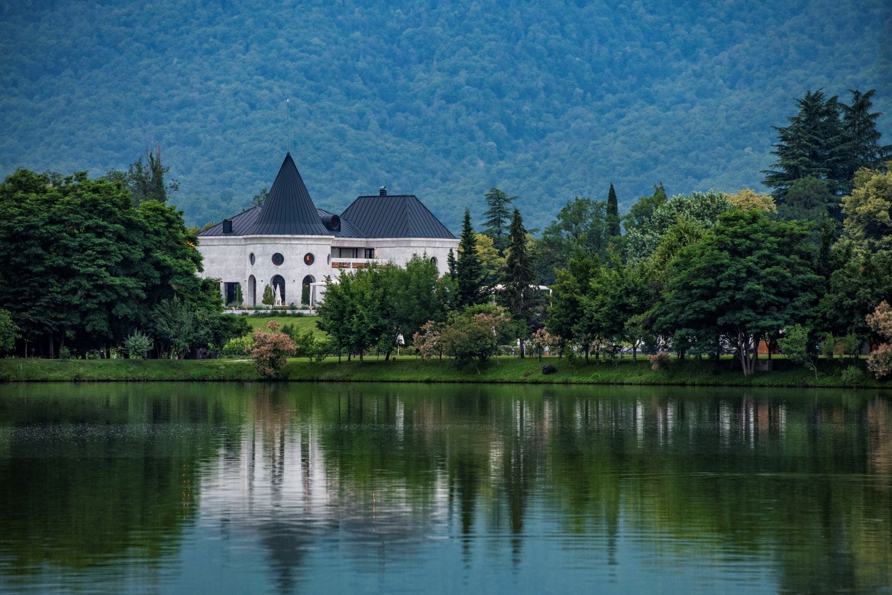 Blick vom See auf Lopota Lake Resort & Spa, Georgien