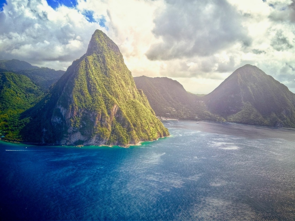 Blick auf die beiden Pitons auf St. Lucia aus der Vogelperspektive