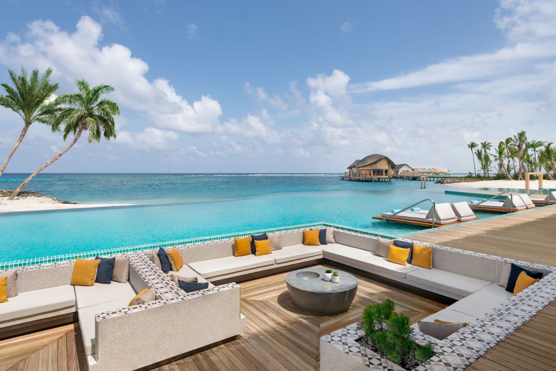 Pool und Liegen im Hilton Maldives Amingiri