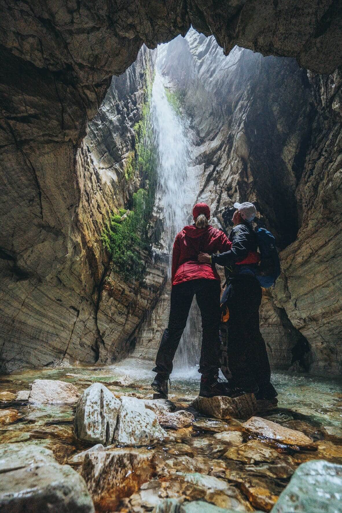 Pärchen vor dem Wasserfall in der Trollkirka in Norwegen 