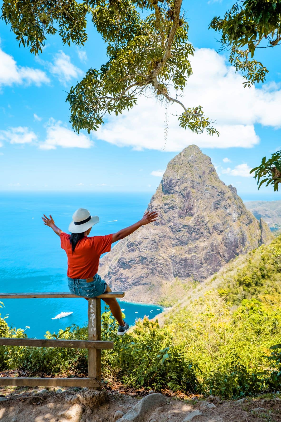 Touristin auf St. Lucia blickt auf Piton